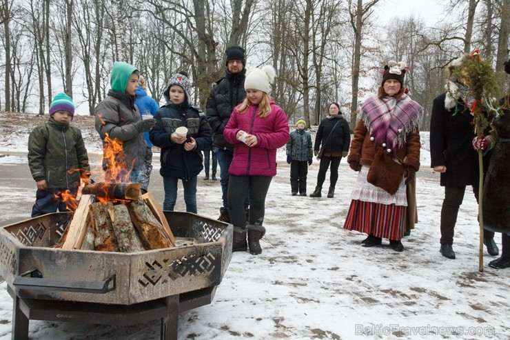 Rembates parkā pie Lielvārdes novada Kultūras centra jau otro gadu tika svinēti Meteņi, lai kopā ieskandinātu pavasari 247290