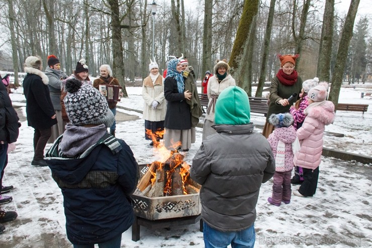 Rembates parkā pie Lielvārdes novada Kultūras centra jau otro gadu tika svinēti Meteņi, lai kopā ieskandinātu pavasari 247292