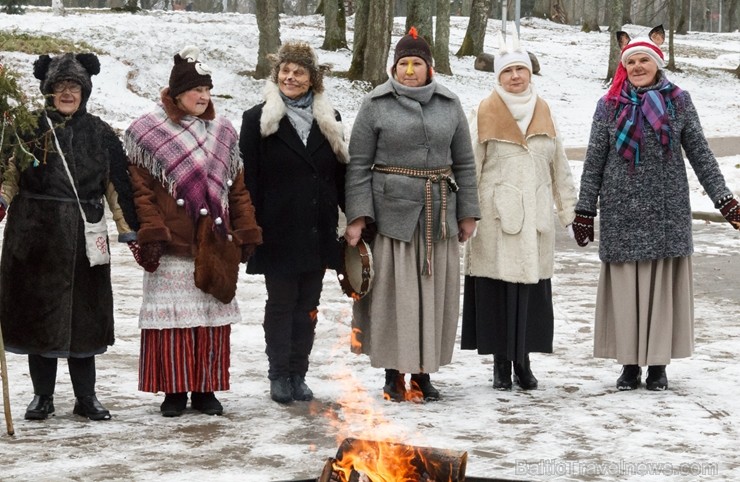 Rembates parkā pie Lielvārdes novada Kultūras centra jau otro gadu tika svinēti Meteņi, lai kopā ieskandinātu pavasari 247293