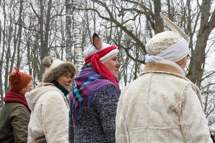 Rembates parkā pie Lielvārdes novada Kultūras centra jau otro gadu tika svinēti Meteņi, lai kopā ieskandinātu pavasari 247294