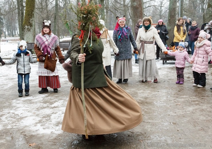 Rembates parkā pie Lielvārdes novada Kultūras centra jau otro gadu tika svinēti Meteņi, lai kopā ieskandinātu pavasari 247297