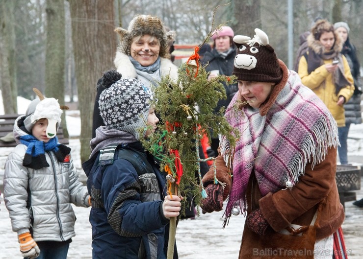 Rembates parkā pie Lielvārdes novada Kultūras centra jau otro gadu tika svinēti Meteņi, lai kopā ieskandinātu pavasari 247298