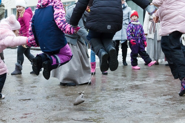 Rembates parkā pie Lielvārdes novada Kultūras centra jau otro gadu tika svinēti Meteņi, lai kopā ieskandinātu pavasari 247299