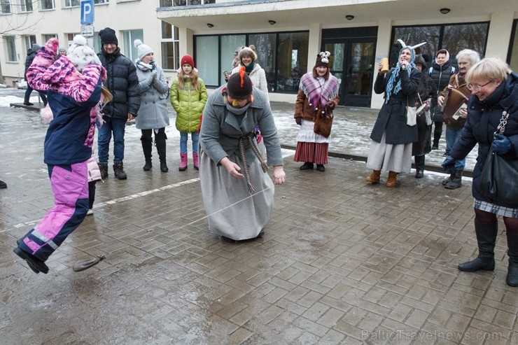 Rembates parkā pie Lielvārdes novada Kultūras centra jau otro gadu tika svinēti Meteņi, lai kopā ieskandinātu pavasari 247300