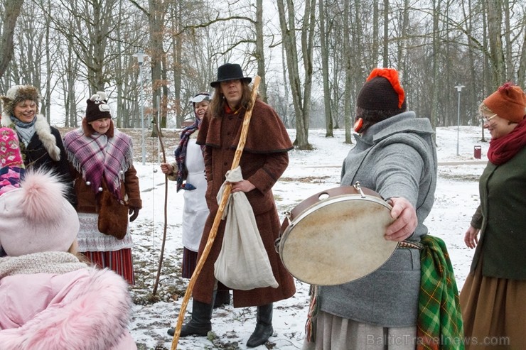 Rembates parkā pie Lielvārdes novada Kultūras centra jau otro gadu tika svinēti Meteņi, lai kopā ieskandinātu pavasari 247303