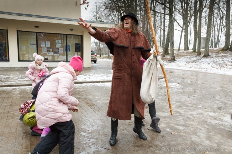 Rembates parkā pie Lielvārdes novada Kultūras centra jau otro gadu tika svinēti Meteņi, lai kopā ieskandinātu pavasari 247304