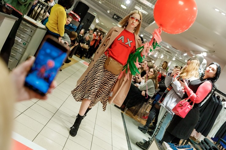 Universālveikals Stockmann rīkoja krāšņas pavasara sezonas atnākšanas svinības, pulcējot vienkopus spilgtas, sabiedrībā zināmas personības jaunās pava 248217