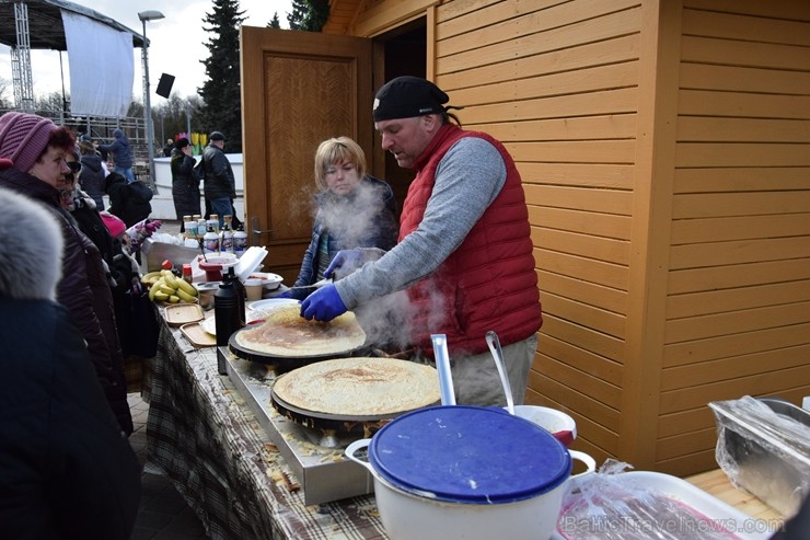 Ik gadu Daugavpilī, ievērojot senas slāvu tradīcijas, plaši un krāšņi tiek atzīmēta Masļeņica jeb ziemas pavadīšanas un pavasara sagaidīšanas svētki 248461