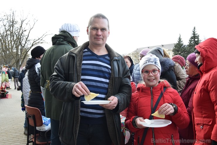 Ik gadu Daugavpilī, ievērojot senas slāvu tradīcijas, plaši un krāšņi tiek atzīmēta Masļeņica jeb ziemas pavadīšanas un pavasara sagaidīšanas svētki 248462