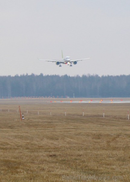 Travelnews.lv blakus skrejceļam vēro lidmašīnu kustību Starptautiskā lidostā «Rīga» 248946