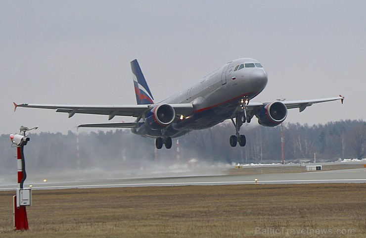 Travelnews.lv blakus skrejceļam vēro lidmašīnu kustību Starptautiskā lidostā «Rīga» 248949
