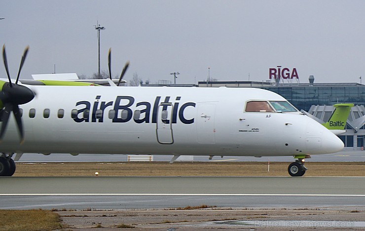 Travelnews.lv blakus skrejceļam vēro lidmašīnu kustību Starptautiskā lidostā «Rīga» 248950