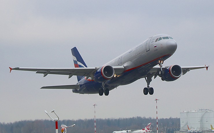 Travelnews.lv blakus skrejceļam vēro lidmašīnu kustību Starptautiskā lidostā «Rīga» 248965
