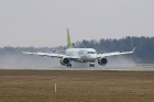 Travelnews.lv blakus skrejceļam vēro lidmašīnu kustību Starptautiskā lidostā «Rīga» 3