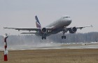 Travelnews.lv blakus skrejceļam vēro lidmašīnu kustību Starptautiskā lidostā «Rīga» 5
