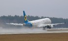 Travelnews.lv blakus skrejceļam vēro lidmašīnu kustību Starptautiskā lidostā «Rīga» 13
