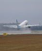 Travelnews.lv blakus skrejceļam vēro lidmašīnu kustību Starptautiskā lidostā «Rīga» 14