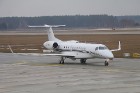Travelnews.lv blakus skrejceļam vēro lidmašīnu kustību Starptautiskā lidostā «Rīga» 20