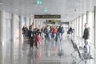 Travelnews.lv blakus skrejceļam vēro lidmašīnu kustību Starptautiskā lidostā «Rīga» 25