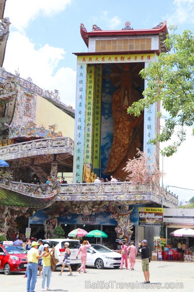 Travelnews.lv iepazīst vjetnamiesu budistu templi Linh-Phuoc-Pagode Dakotā. Atbalsta: 365 brīvdienas un Turkish Airlines 249316