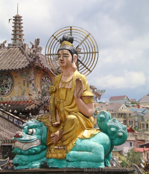 Travelnews.lv iepazīst vjetnamiesu budistu templi Linh-Phuoc-Pagode Dakotā. Atbalsta: 365 brīvdienas un Turkish Airlines 249330