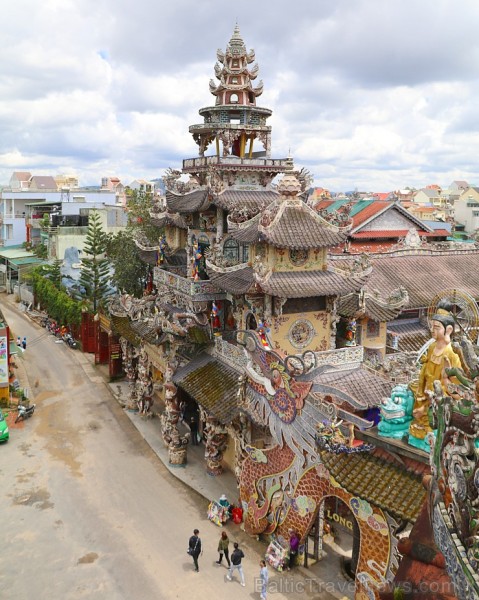 Travelnews.lv iepazīst vjetnamiesu budistu templi Linh-Phuoc-Pagode Dakotā. Atbalsta: 365 brīvdienas un Turkish Airlines 249334