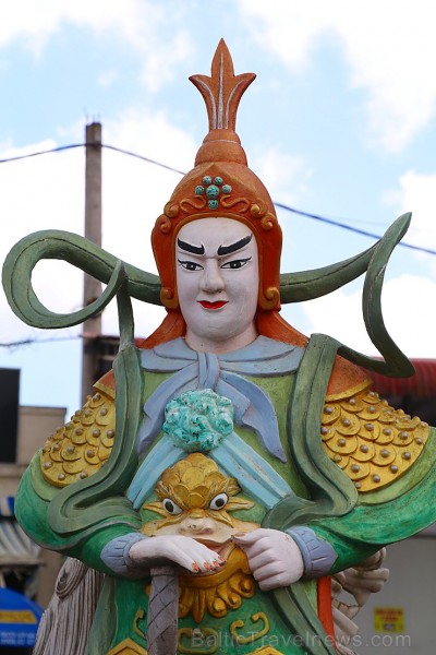 Travelnews.lv iepazīst vjetnamiesu budistu templi Linh-Phuoc-Pagode Dakotā. Atbalsta: 365 brīvdienas un Turkish Airlines 249399