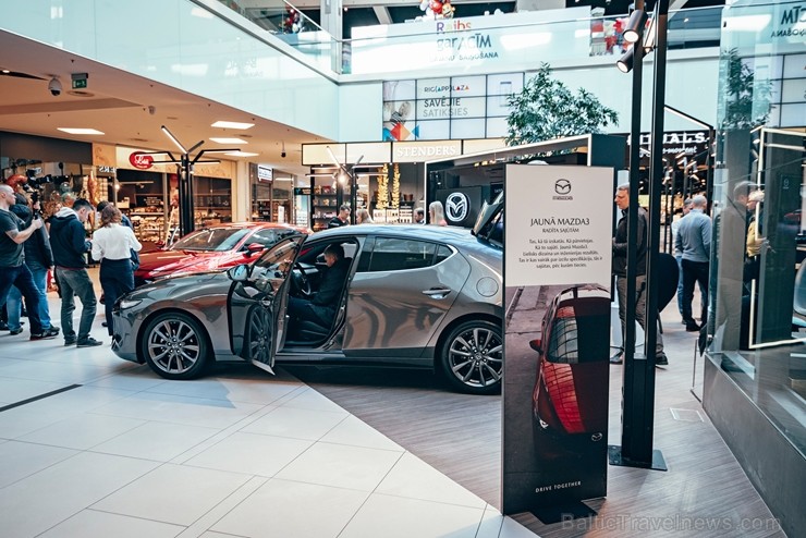 Rīgas lielveikalā tiek prezentēta jaunā «Mazga 3» automašīīna. Foto: Inchcape.lv 249582