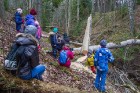 Pārgājiena dalībnieki baudīja pavasari, kā arī dabas izglītības speciālista vadībā uzzināja daudz ko jaunu par dabu un apkārtnes kultūrvēsturi Svētcie 13