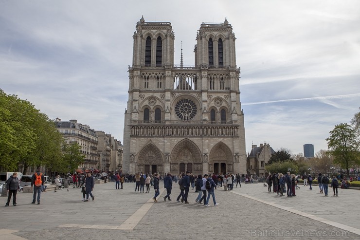 Parīzes Dievmātes katedrāle ir viens no visvairāk apmeklētākajiem tūrisma objektiem Parīzē. Elpu aizraujošās vitrāžas un griestu velves, kas datējamas 251884