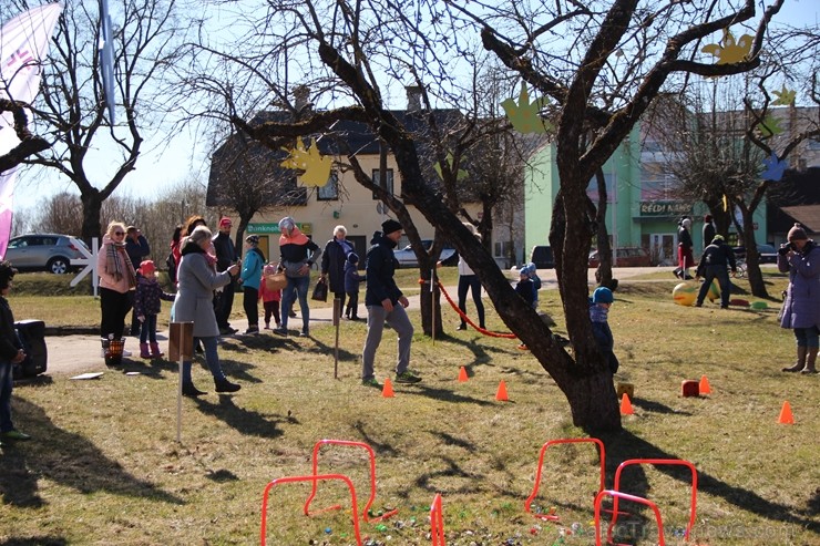 Lieldienu tirdziņš Lielvārdē pirmssvētku laikā pulcēja ne vien prāvu tirgotāju, bet arī apmeklētāju pulku 251948