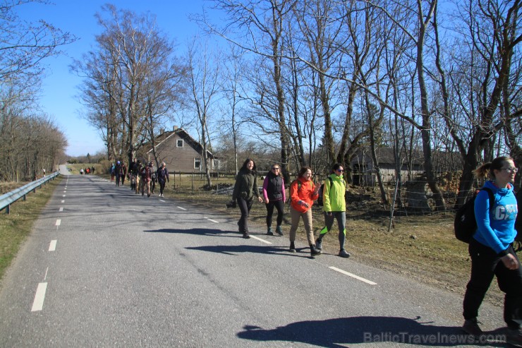 Esam iekavējuši laiku apbrīnojot fosīlijas un zilo mālu krātuves, tādēļ, lai tiktu galā laicīgi - jāpieliek solis. 252200