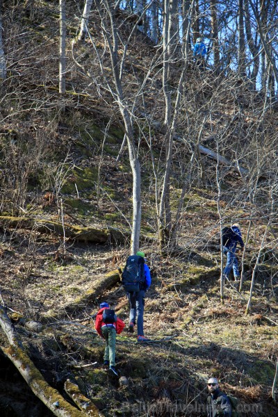 Kas gan tas būtu par Strēlnieku pārgājienu bez rāpšanās un šķēršļu pārvarēšanas... tādēļ pirmais uzdevums ar kāpuma augšup stāvkrastā tiek uztverts ar 252211