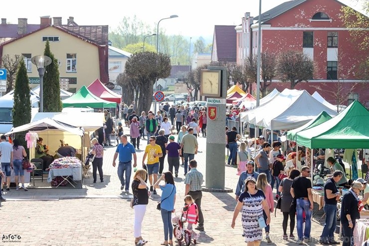 Stādu tirgus Madonas pilsētas centrālajā laukumā jau ir kļuvis par jauku tradīciju un īstu pamudinājumu uzsākt praktiskus pavasara darbus piemājas dār 252494