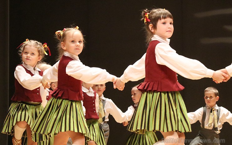 Travelnews.lv izbauda bērnu un jauniešu deju kolektīva «Pīlādzītis» koncertu «Deju karuselis» 252949