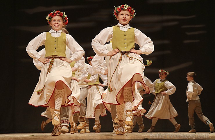 Travelnews.lv izbauda bērnu un jauniešu deju kolektīva «Pīlādzītis» koncertu «Deju karuselis» 252962
