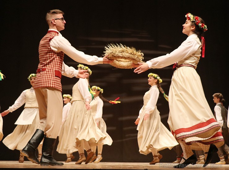 Travelnews.lv izbauda bērnu un jauniešu deju kolektīva «Pīlādzītis» koncertu «Deju karuselis» 252993
