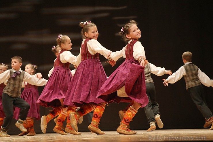 Travelnews.lv izbauda bērnu un jauniešu deju kolektīva «Pīlādzītis» koncertu «Deju karuselis» 253000