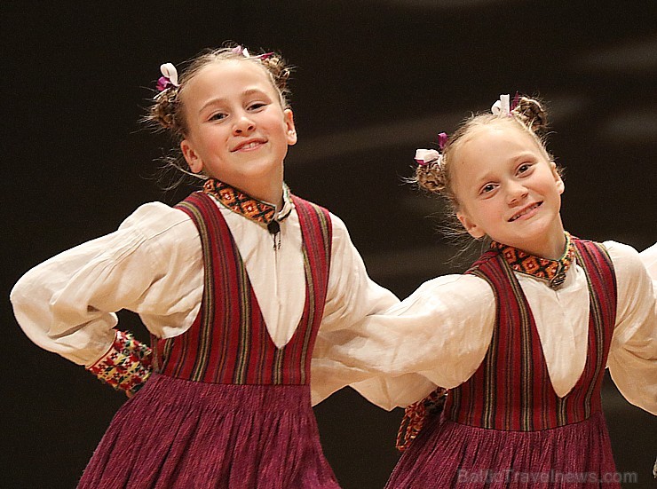 Travelnews.lv izbauda bērnu un jauniešu deju kolektīva «Pīlādzītis» koncertu «Deju karuselis» 253002