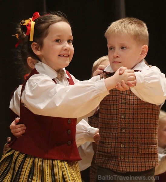 Travelnews.lv izbauda bērnu un jauniešu deju kolektīva «Pīlādzītis» koncertu «Deju karuselis» 253016
