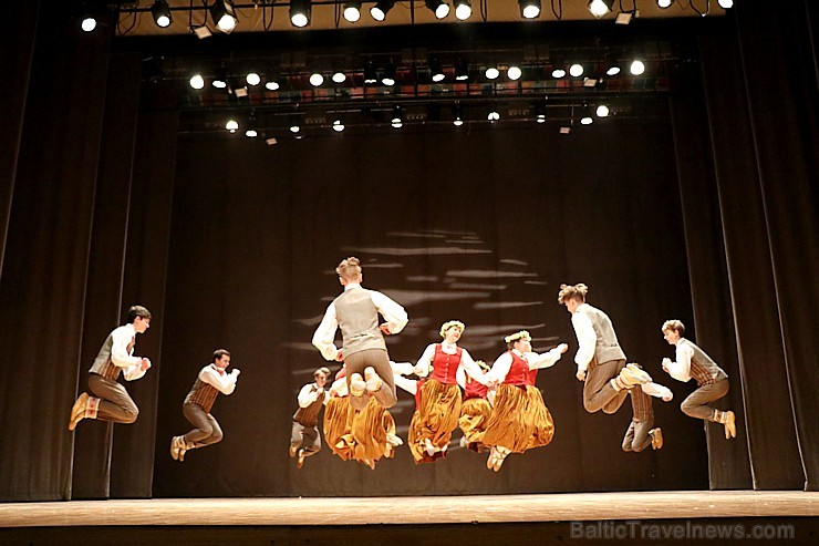 Travelnews.lv izbauda bērnu un jauniešu deju kolektīva «Pīlādzītis» koncertu «Deju karuselis» 253032