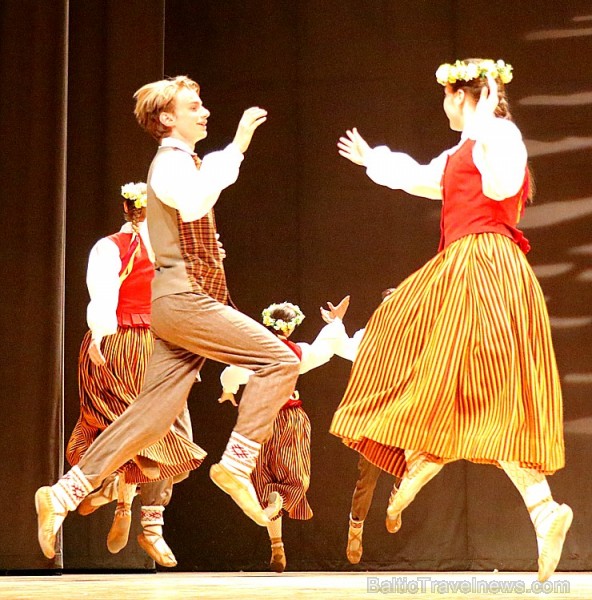 Travelnews.lv izbauda bērnu un jauniešu deju kolektīva «Pīlādzītis» koncertu «Deju karuselis» 253033