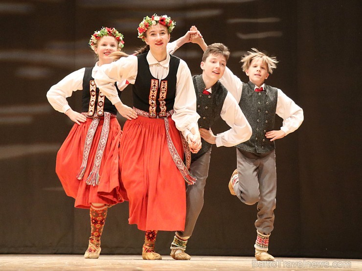 Bērnu un jauniešu deju kolektīvs «Pīlādzītis» piedāvā 4.05.2019 koncertu «Deju karuselis» 252924