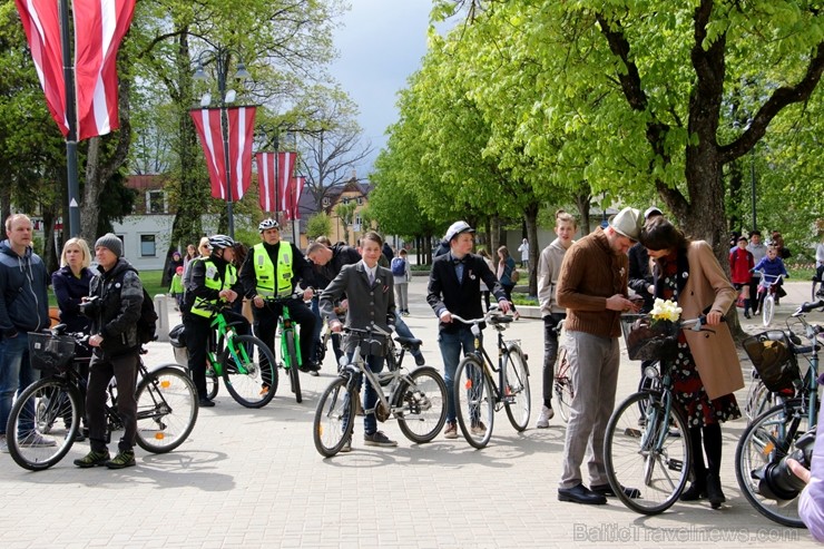 Tvīda brauciens Ogrē 4. maijā kļuvis par neatņemamu Latvijas neatkarības atjaunošanas dienas pasākumu atzīmēšanas daļu un arī šogad lietus un aukstums 253306