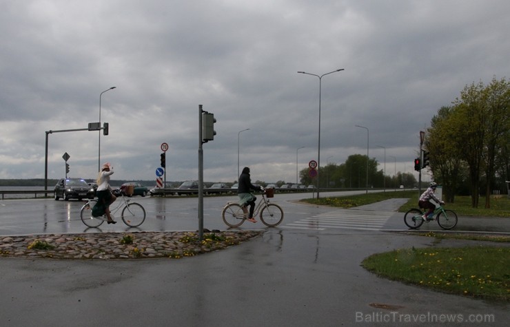 Tvīda brauciens Ogrē 4. maijā kļuvis par neatņemamu Latvijas neatkarības atjaunošanas dienas pasākumu atzīmēšanas daļu un arī šogad lietus un aukstums 253320