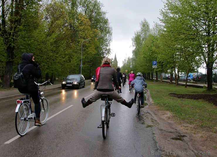 Tvīda brauciens Ogrē 4. maijā kļuvis par neatņemamu Latvijas neatkarības atjaunošanas dienas pasākumu atzīmēšanas daļu un arī šogad lietus un aukstums 253324