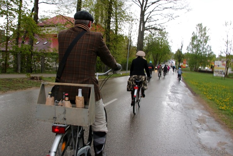 Tvīda brauciens Ogrē 4. maijā kļuvis par neatņemamu Latvijas neatkarības atjaunošanas dienas pasākumu atzīmēšanas daļu un arī šogad lietus un aukstums 253325