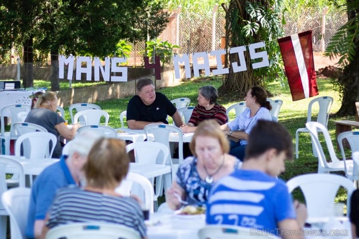 Ar svinīgiem koncertiem, militāro parādi, kopīgu pulcēšanos pie balti klātiem galdiem sestdien Latvijā un citviet pasaulē plaši tika svinēta Latvijas  253431