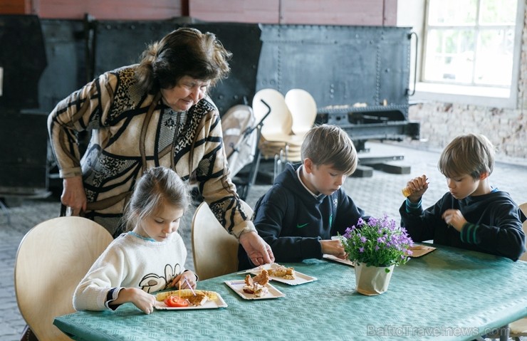 Ar svinīgiem koncertiem, militāro parādi, kopīgu pulcēšanos pie balti klātiem galdiem sestdien Latvijā un citviet pasaulē plaši tika svinēta Latvijas  253447