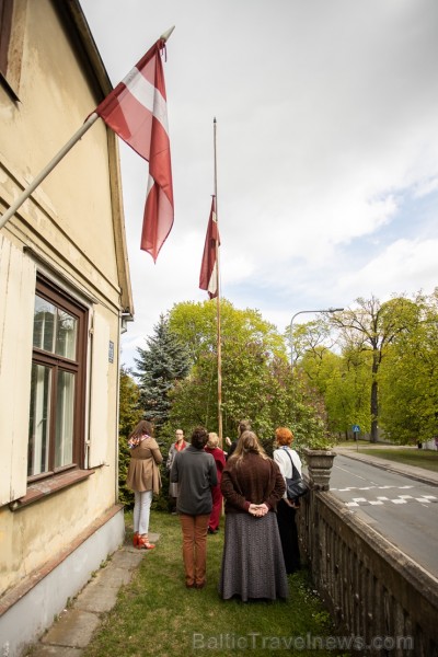 Ar svinīgiem koncertiem, militāro parādi, kopīgu pulcēšanos pie balti klātiem galdiem sestdien Latvijā un citviet pasaulē plaši tika svinēta Latvijas  253471